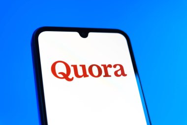Prag, Çek Cumhuriyeti - 10 21 2024: Quora logosunu gösteren akıllı telefon.