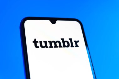 Prag, Çek Cumhuriyeti - 10 21 2024: Tumblr logosunu gösteren akıllı telefon.