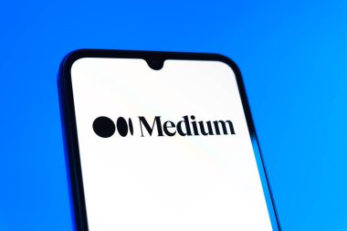 Prag, Çek Cumhuriyeti - 10 21 2024: Yüzeyde Medium logosu gösteren akıllı telefon.
