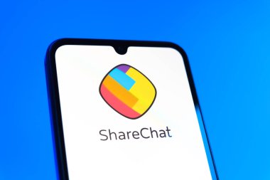 Prag, Çek Cumhuriyeti - 10 21 2024: ShareChat logosunu gösteren akıllı telefon.
