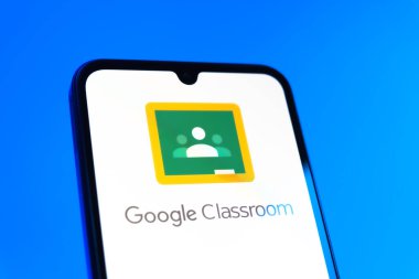 Prag, Çek Cumhuriyeti - 10 21 2024: Google Sınıfı logosunu gösteren akıllı telefon.