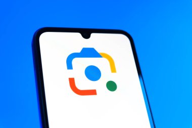 Prag, Çek Cumhuriyeti - 10 21 2024: Google Lens logosunu gösteren akıllı telefon.