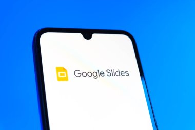 Prag, Çek Cumhuriyeti - 10 21 2024: Google Slides logosunu gösteren akıllı telefon.