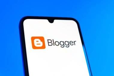 Prag, Çek Cumhuriyeti - 10 21 2024: Blogger logosunu gösteren akıllı telefon.