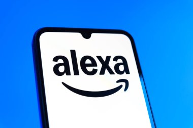 Prag, Çek Cumhuriyeti - 10 21 2024: Alexa logosunu gösteren akıllı telefon.