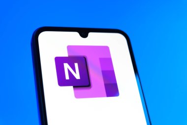 Prag, Çek Cumhuriyeti - 10 21 2024: Microsoft OneNote logosunu gösteren akıllı telefon.