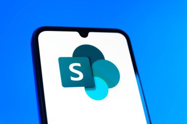 Prag, Çek Cumhuriyeti - 10 21 2024: Microsoft Sharepoint logosunu gösteren akıllı telefon.