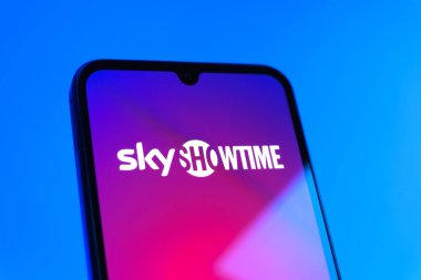 Prag, Çek Cumhuriyeti - 10 21 2024: SkyShowtime logosunu gösteren akıllı telefon.