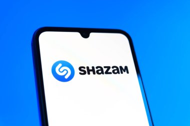Prag, Çek Cumhuriyeti - 10 21 2024: Shazam logosunu gösteren akıllı telefon.
