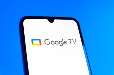 Prag, Çek Cumhuriyeti - 10 21 2024: Google TV logosunu gösteren akıllı telefon.