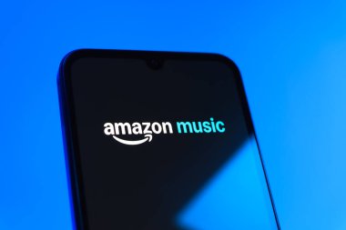 Prag, Çek Cumhuriyeti - 10 21 2024: Amazon Müzik logosunu gösteren akıllı telefon.