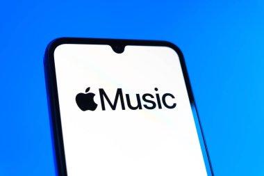 Prag, Çek Cumhuriyeti - 10 21 2024: Apple Music logosunu gösteren akıllı telefon.