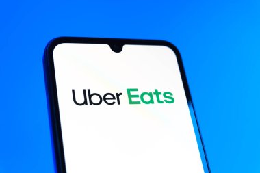 Prag, Çek Cumhuriyeti - 10 21 2024: Uber Eats logosunu gösteren akıllı telefon.