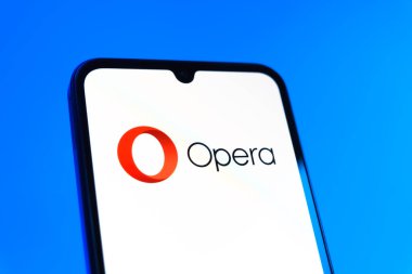 Prag, Çek Cumhuriyeti - 10 21 2024: Opera logosunu gösteren akıllı telefon.