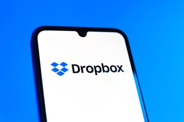 Prag, Çek Cumhuriyeti - 10 21 2024: Dropbox logosunu gösteren akıllı telefon.