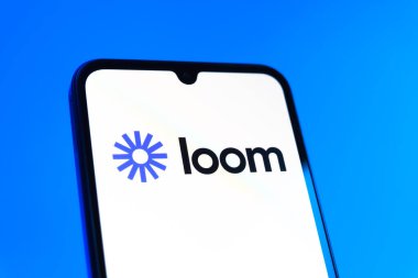 Prag, Çek Cumhuriyeti - 10 21 2024: Loom logosunu gösteren akıllı telefon.