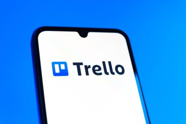 Prag, Çek Cumhuriyeti - 10 21 2024: Trello logosunu gösteren akıllı telefon.