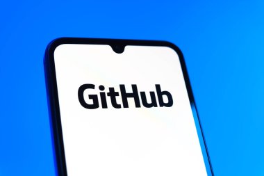 Prag, Çek Cumhuriyeti - 10 21 2024: GitHub logosunu gösteren akıllı telefon.