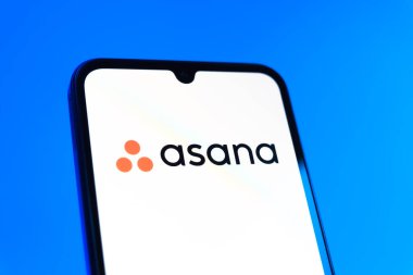 Prag, Çek Cumhuriyeti - 10 21 2024: Asana logosunu gösteren akıllı telefon.