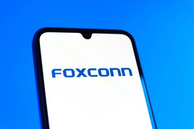 Prag, Çek Cumhuriyeti - 10 21 2024: Foxconn logosunu gösteren akıllı telefon.