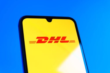 Prag, Çek Cumhuriyeti - 10 21 2024: DHL logosunu gösteren akıllı telefon.