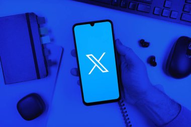 Prag, Çek Cumhuriyeti - 10 21 2024: X logosu gösteren akıllı telefon.