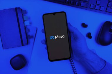 Prag, Çek Cumhuriyeti - 10 21 2024: Meta logosunu gösteren akıllı telefon.