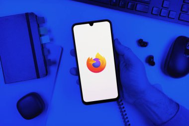Prag, Çek Cumhuriyeti - 10 21 2024: Firefox logosunu gösteren akıllı telefon.