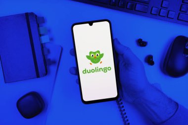 Prag, Çek Cumhuriyeti - 10 21 2024: Duolingo logosunu gösteren akıllı telefon.