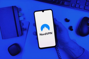 Prag, Çek Cumhuriyeti - 10 21 2024: Yüzeyde NordVPN logosunu gösteren akıllı telefon.