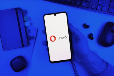 Prag, Çek Cumhuriyeti - 10 21 2024: Opera logosunu gösteren akıllı telefon.
