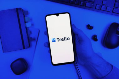 Prag, Çek Cumhuriyeti - 10 21 2024: Trello logosunu gösteren akıllı telefon.