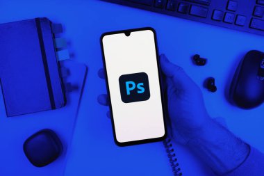 Prag, Çek Cumhuriyeti - 10 21 2024: Yüzeyde Photoshop logosu gösteren akıllı telefon.