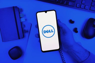 Prag, Çek Cumhuriyeti - 10 21 2024: Dell logosunu gösteren akıllı telefon.
