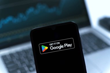 Prag, Çek Cumhuriyeti - 05 08 2025: Google Play logosunu gösteren akıllı telefon.