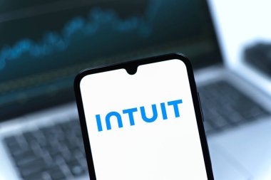 Prag, Çek Cumhuriyeti - 05 08 2025: Sezgi logosunu gösteren akıllı telefon.