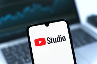 Prag, Çek Cumhuriyeti - 05 08 2025: Youtube Stüdyo logosunu gösteren akıllı telefon.