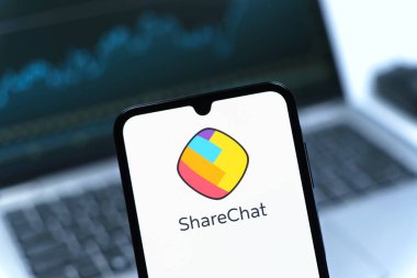 Prag, Çek Cumhuriyeti - 05 08 2025: ShareChat logosunu gösteren akıllı telefon.