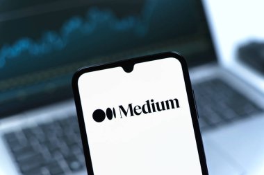 Prag, Çek Cumhuriyeti - 05 08 2025: Yüzeyde Medium logosu gösteren akıllı telefon.