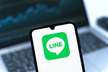 Prag, Çek Cumhuriyeti - 05 08 2025: Yüzeyde Line logosunu gösteren akıllı telefon.