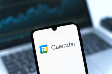Prag, Çek Cumhuriyeti - 05 08 2025: Google Takvim logosunu gösteren akıllı telefon.
