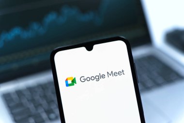 Prag, Çek Cumhuriyeti - 05 08 2025: Google Meet logosunu gösteren akıllı telefon.