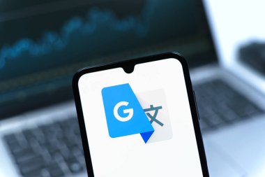 Prag, Çek Cumhuriyeti - 05 08 2025: Google Translate logosunu gösteren akıllı telefon.