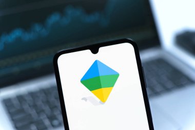 Prag, Çek Cumhuriyeti - 05 08 2025: Google Family Link logosunu gösteren akıllı telefon.