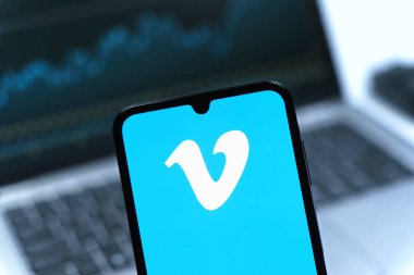 Prag, Çek Cumhuriyeti - 05 08 2025: Vimeo logosunu gösteren akıllı telefon.