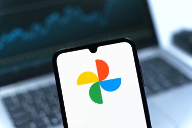 Prag, Çek Cumhuriyeti - 05 08 2025: Google Fotoğrafları logosunu gösteren akıllı telefon.