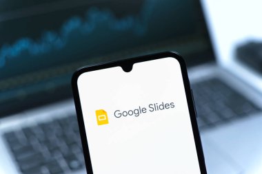 Prag, Çek Cumhuriyeti - 05 08 2025: Google Slides logosunu gösteren akıllı telefon.