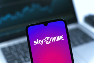 Prag, Çek Cumhuriyeti - 05 08 2025: SkyShowtime logosunu gösteren akıllı telefon.