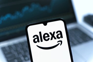 Prag, Çek Cumhuriyeti - 05 08 2025: Alexa logosunu gösteren akıllı telefon.