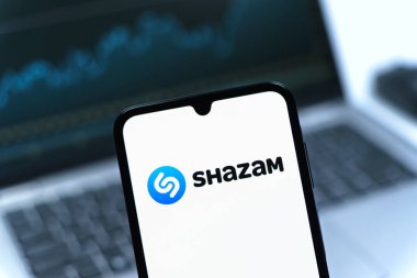 Prag, Çek Cumhuriyeti - 05 08 2025: Shazam logosunu gösteren akıllı telefon.